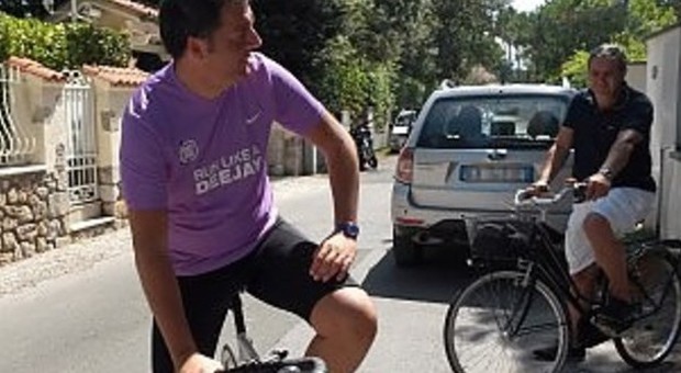 Matteo Renzi in bici a Forte dei Marmi