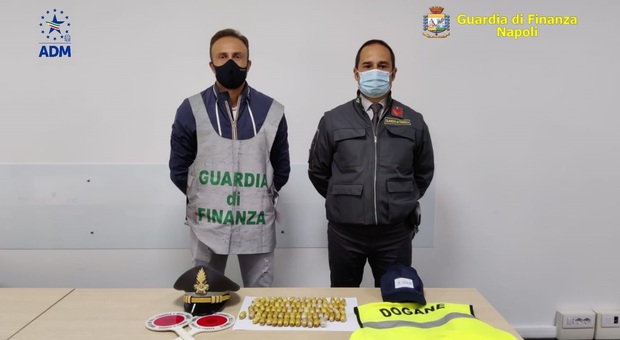 Napoli, corriere della droga arrestato in aeroporto con un chilo di eroina nella pancia