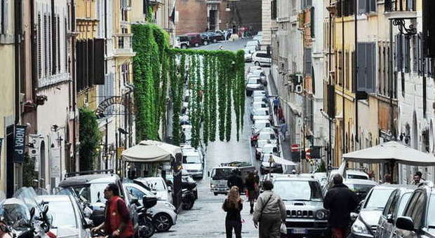 Roma, sosta selvaggia a Monti: le auto in doppia fila per lo shopping natalizio bloccano il traffico