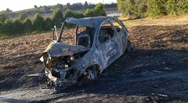 Montemarciano, frontale da brividi: un'auto finisce in fiamme. Salvato l'autista incastrato nell'abitacolo