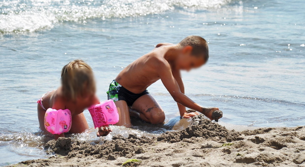 Pedofilo fotografa bimbe in spiaggia: scoperto dai genitori, rischia il linciaggio