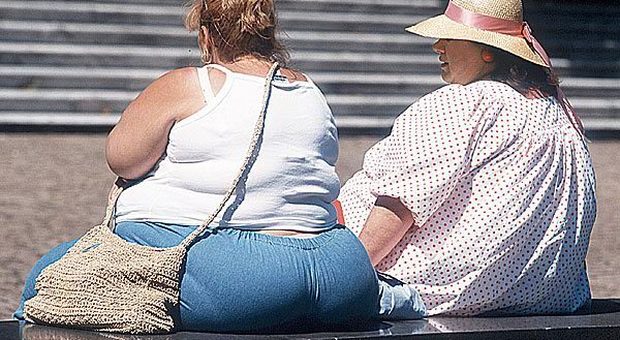 Schiacciata sullo scivolo da un'obesa: 32enne rischia la vita per le lesioni