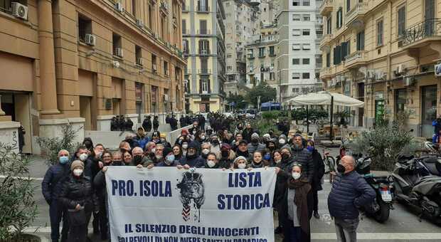 Sit-in dei disoccupati Isola-Bros sotto la Regione: «Chiediamo l'assunzione nei parchi di Napoli»