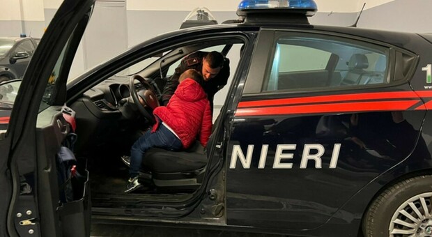 Compleanno in caserma tra le auto dei carabinieri: mamma e papà esaudiscono il desiderio del loro bimbo di 5 anni