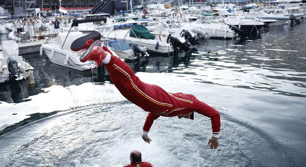 Cherles Leclerc si tuffa nel porto di Montecarlo dopo la vittoria nel gran premio. Vasseur è già in acqua