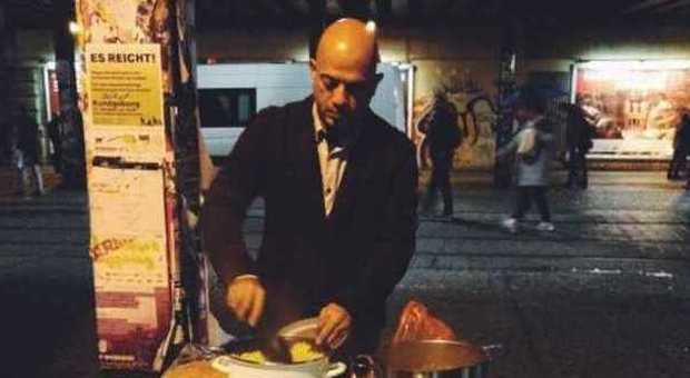 "Grazie per l'ospitalità", e il rifugiato siriano cucina in strada per i senzatetto
