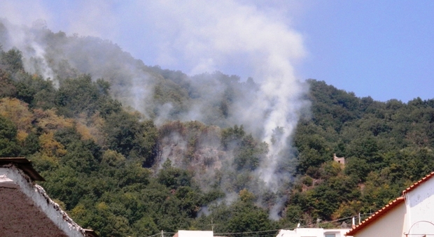 Ischia, bruciano le colline a Barano due canadair in azione
