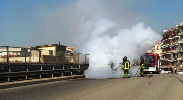 auto a fuoco cavalcavia maddaloni
