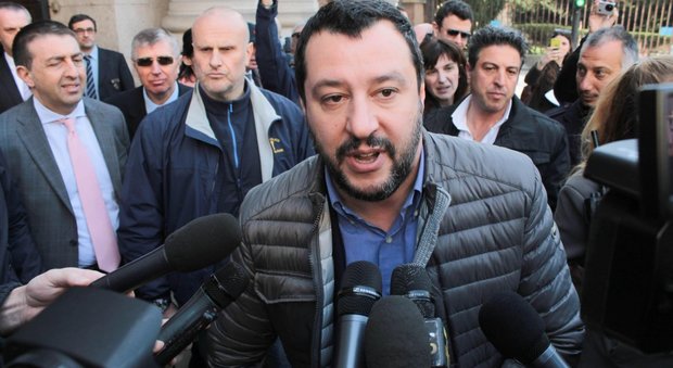 Napoli, il ritorno di Salvini: «Mi hanno invitato all'Università, ma aspetto che i poliziotti si riposino un po'»
