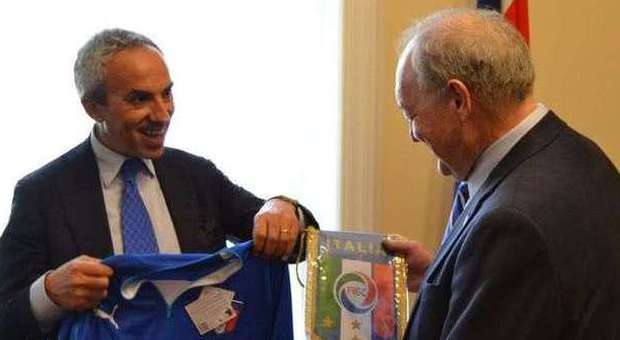 I parlamentari regalano la maglia della Nazionale all'ambasciatore della Costa Rica