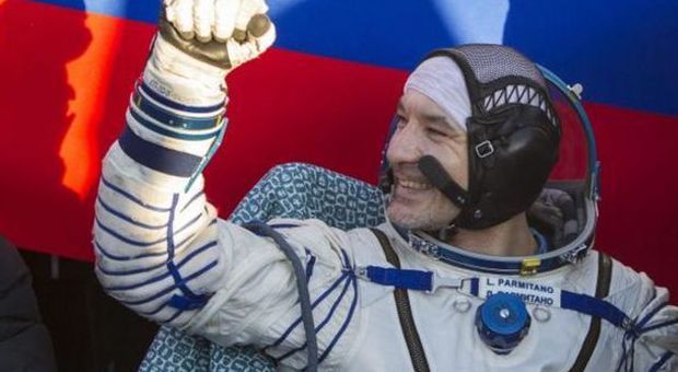 Luca Parmitano appena sceso dalla navetta Soyuz (Ansa)