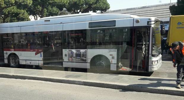 Il bus incendiato davanti alla stazione Termini (Foto di Micaela Quintavalle)