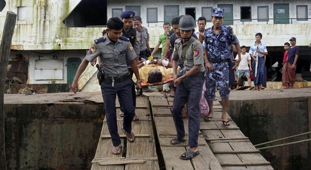 Myanmar, esercito spara con i mortai sui civili Rohingya: 71 morti