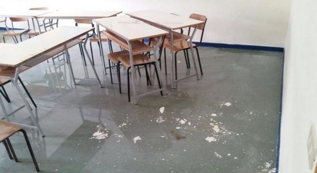 Cade l'intonaco dal soffitto in una scuola del Napoletano: bambini spostati in altre aule