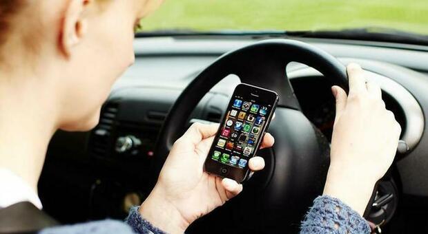Cellulare in auto, più controlli della polizia stradale grazie a un progetto europeo