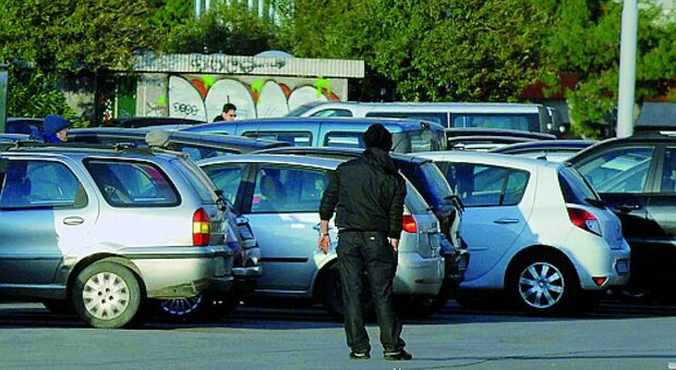 «Napoli ostaggio dei parcheggiatori abusivi»
