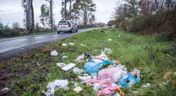 Ostia, rifiuti lanciati dalle auto in corsa nei canali di bonifica: è allarme