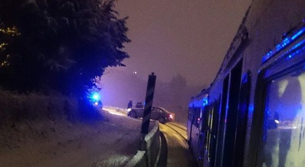 Cingoli, dieci automobilisti bloccati nella neve Tolentino, auto in panne sulle rotaie Il treno si ferma in tempo