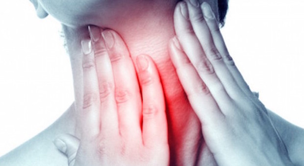 Cancro alla gola, lo studio che allarma: «Mal di gola persistente e raucedine possono essere un sintomo»