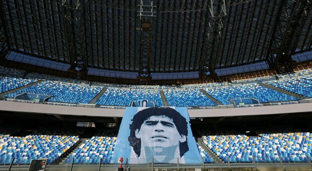 Una statua di Maradona davanti allo stadio: il Comune di Napoli lancia il progetto