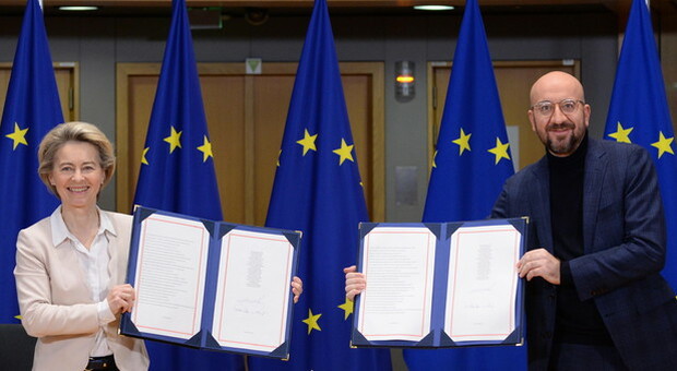 Von der Leyen e Michel firmano il trattato commerciale con il Regno Unito