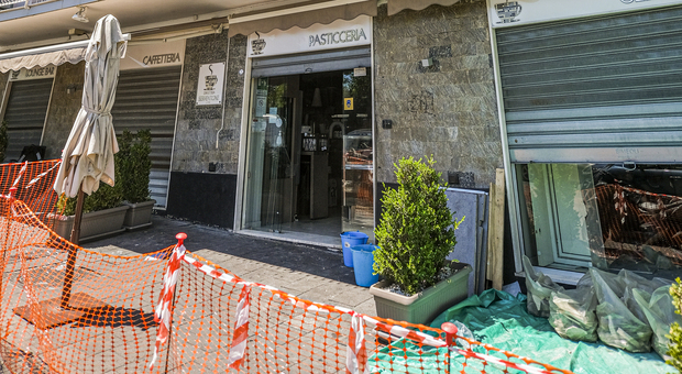 Napoli: paura in via Petrarca, sprofonda il pavimento del bar Serpentone