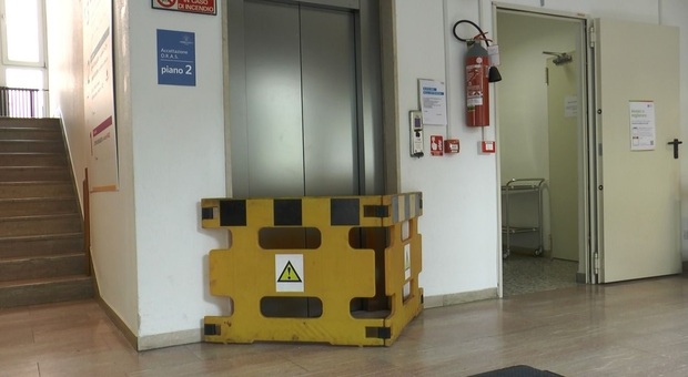 L'ascensore fuori uso per lavori di manutenzione a Borgo Cavalli