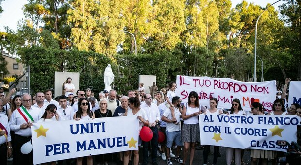 Casal Palocco, fiaccolata per il piccolo Manuel: in migliaia vestiti di bianco