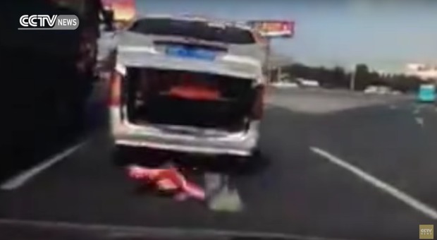 Il bimbo cade in mezzo alla strada (Youtube)
