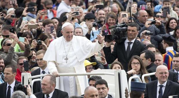 Migranti, il Papa: «È la più grande tragedia dopo la Seconda Guerra Mondiale»