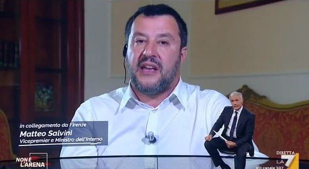 Sea Watch, Salvini apprende dello sbarco dei migranti in diretta tv