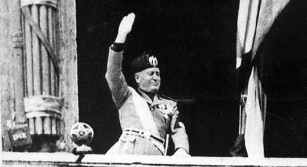 Camaiore, bandiera di Mussolini alla finestra: i vicini lo segnalano, sequestrata