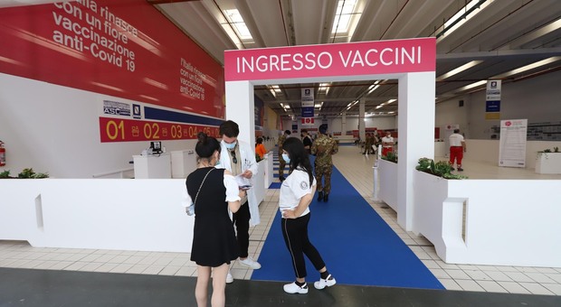 Terza dose di vaccino a professori e militari, ora la Campania accelera