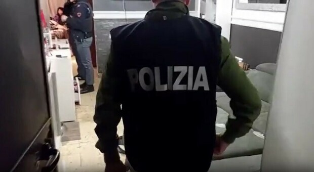 Tor Bella Monaca, maxi operazione anti droga della polizia: perquisizioni e arresti
