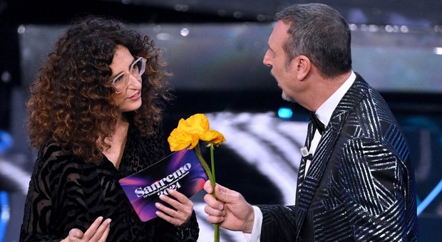 Sanremo 2024, top e flop della terza serata: grazie Russel Crow, Teresa Mannino, show. Bocciati i look total black