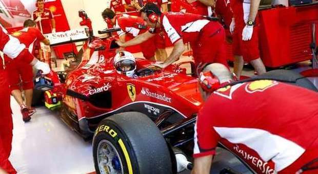 Sebastian Vettel con la sua Ferrari ai box di Singapore