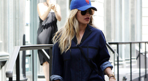 Rita Ora passeggia a New York indossando solo una lunga camicia blu