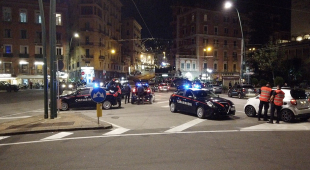 Covid a Napoli, controlli dei carabinieri a Chiaia: 28 multati senza mascherina