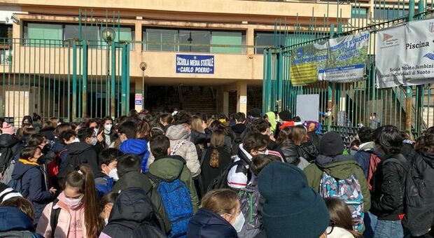 Riapertura scuole a Napoli, assembramenti clamorosi agli ingressi: lo scaglionamento è un flop