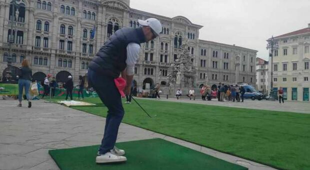 Trieste diventa un grande campo da golf con le buche tra i passanti: al via il torneo internazionale
