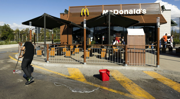  Sparatoria al McDonald's di Sant'Anastasia, arrestati padre e figlio 