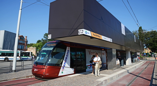 Investita da bus a piazzale Roma traffico in tilt e fermo anche il tram