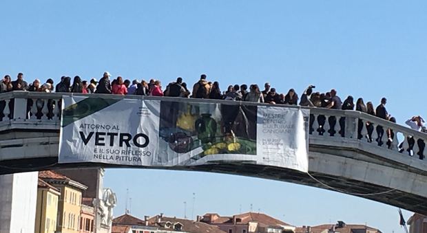 Venezia invasa dai turisti: impossibile prendere i vaporetti, ponti assediati