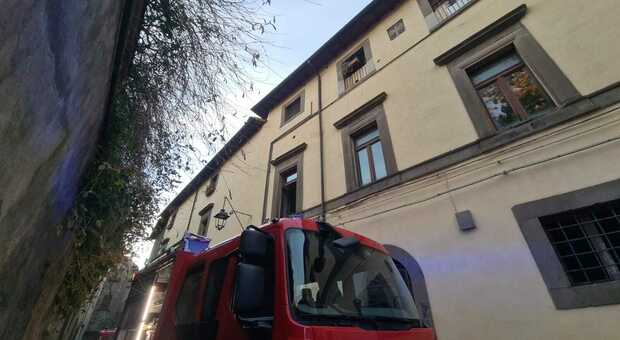 Viterbo, incendio in un appartamento del centro: in salvo una donna