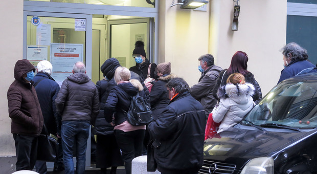 Effetto Covid a Napoli, anche professionisti e imprenditori in fila al Banco dei Pegni: «Portano i Rolex»