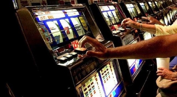 Giochi e lotterie, meno macchinette, l’online prende sempre più piede