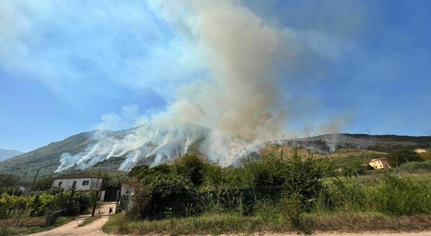 Piromani in azione ad Esperia: brucia Monte d'Oro, case, fienili e stalle minacciate dal fuoco