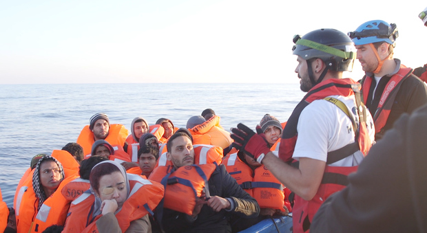 Migranti, il ministro Minniti: «Il tempo delle parole è finito». Verso la chiusura dei porti