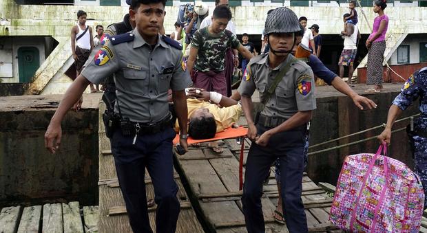 Myanmar, esercito spara con i mortai sui civili Rohingya: 71 morti