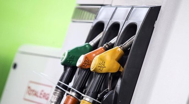 Carburanti, tornano i rincari la benzina sale a 1,85 euro al litro